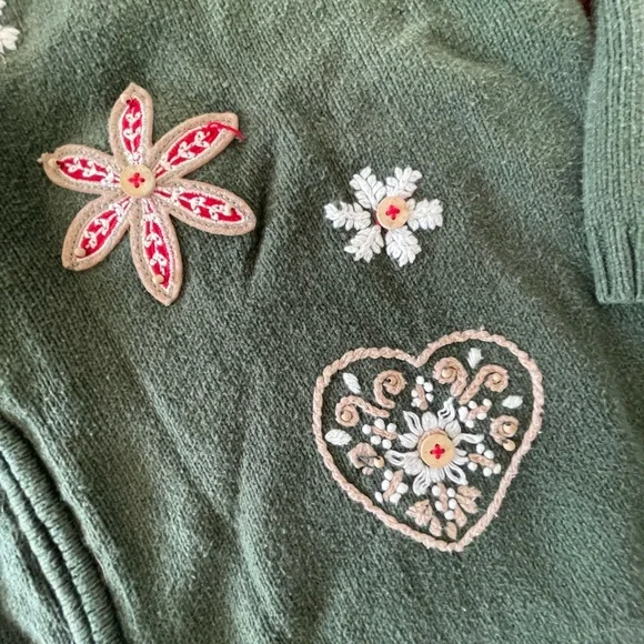 Northern Reflections Dark Green Floral Heart Sweater - Picture 3 of 5